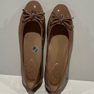 Bandolino Taupe Patent Flats with Bow and Silvertone Hardware on the front.